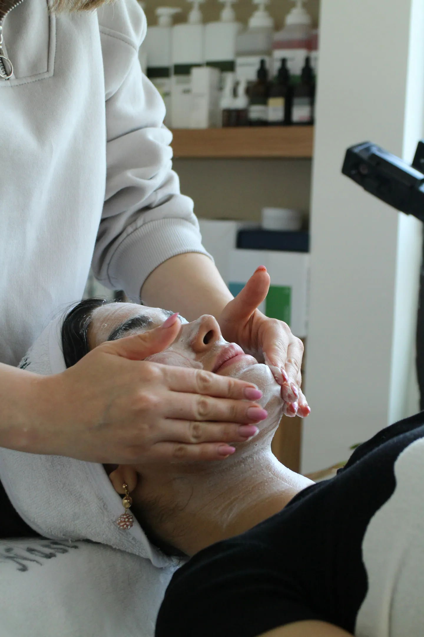 Soin du visage dans un environnement lumineux