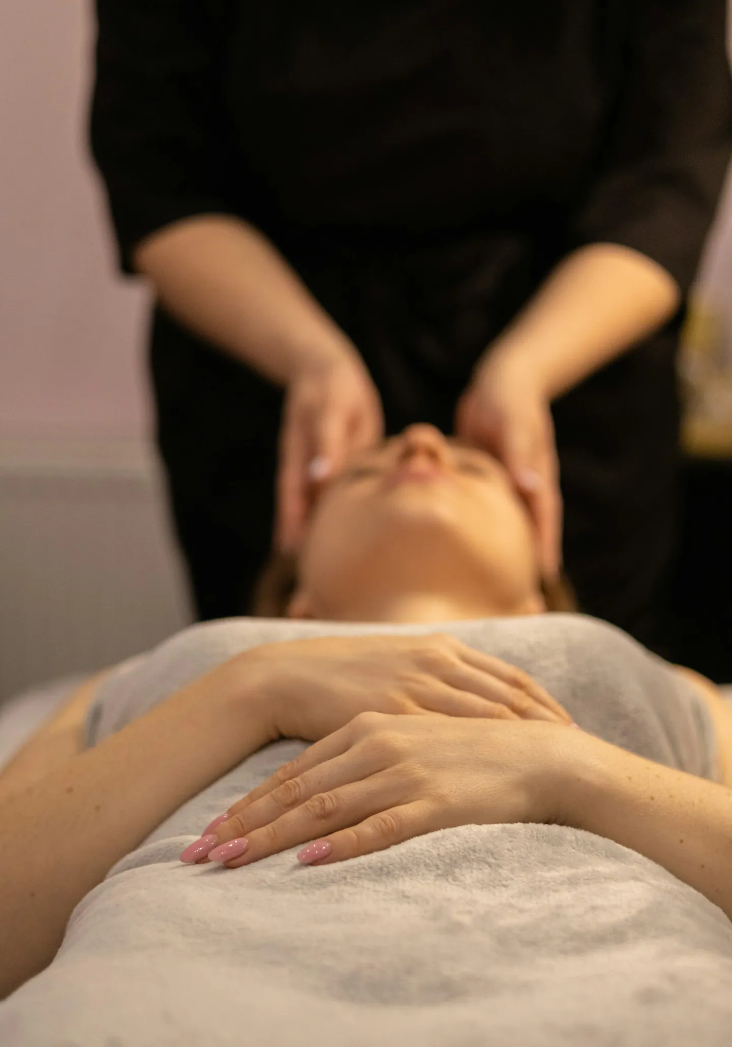 Massage facial effectué avec les deux mains