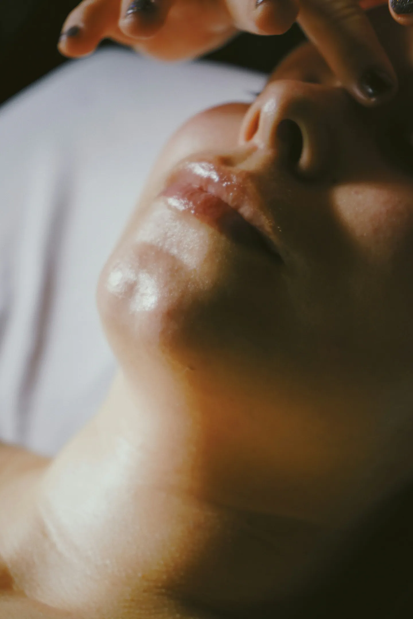 Visage au repos pendant un massage facial
