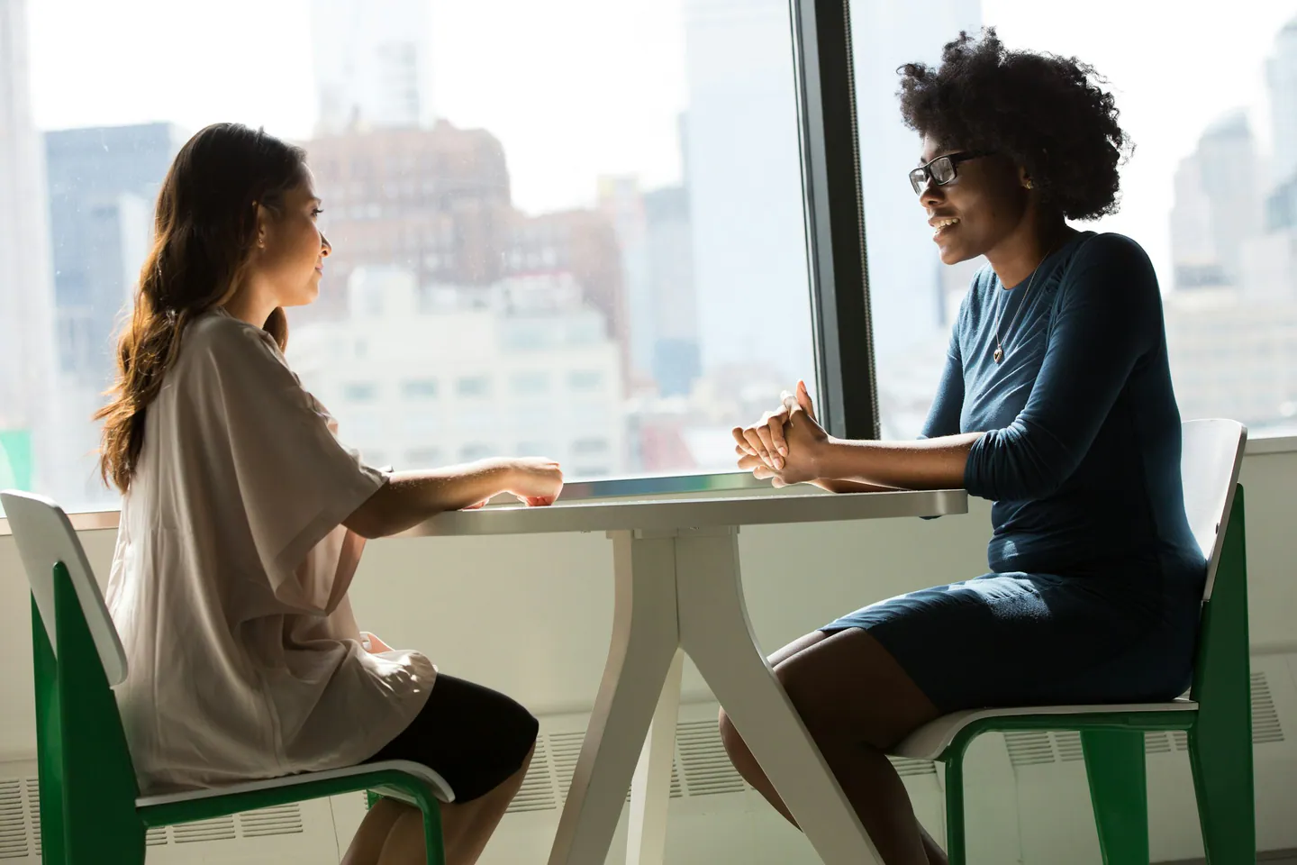 Deux femmes en conversation autour d’une table