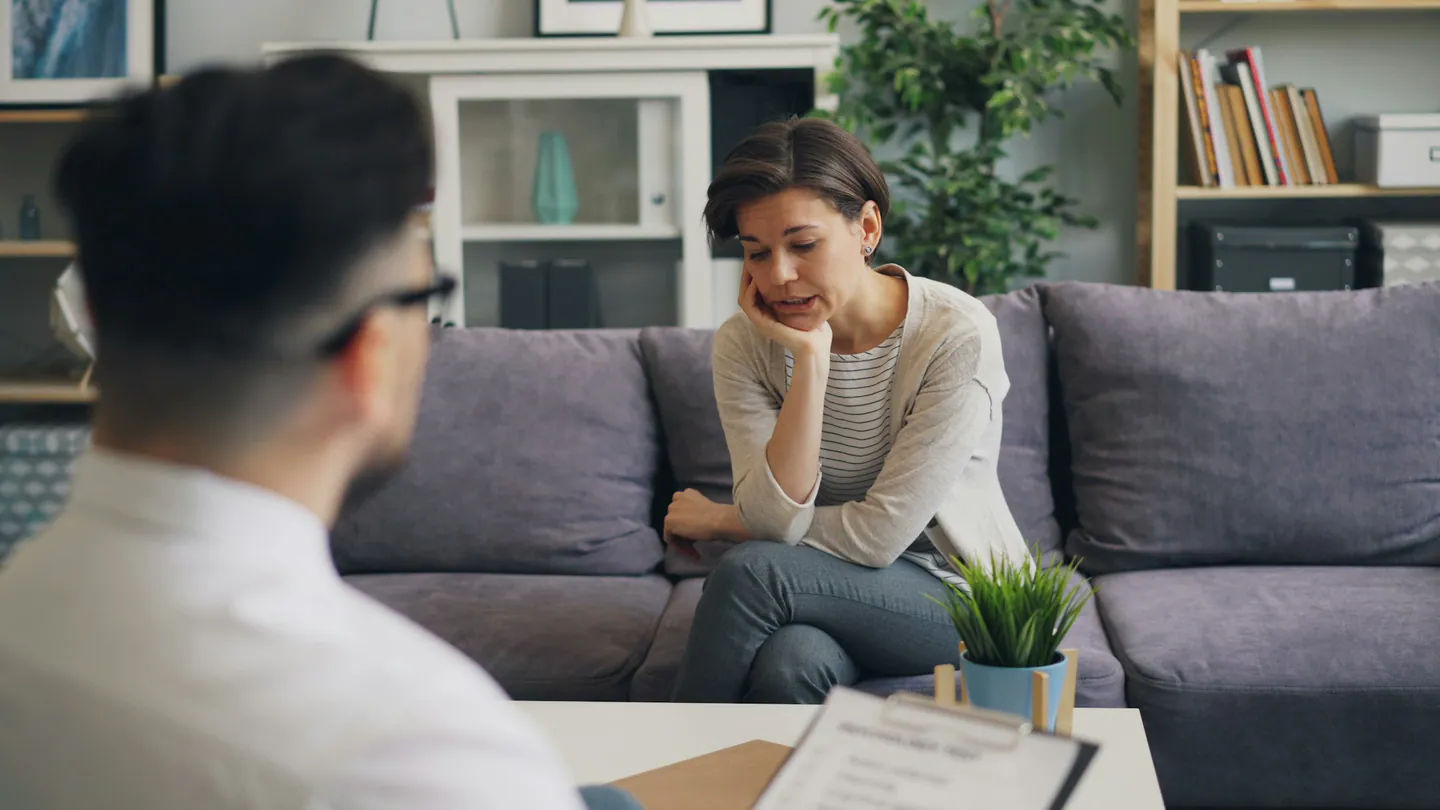 Conversation calme dans un espace lumineux