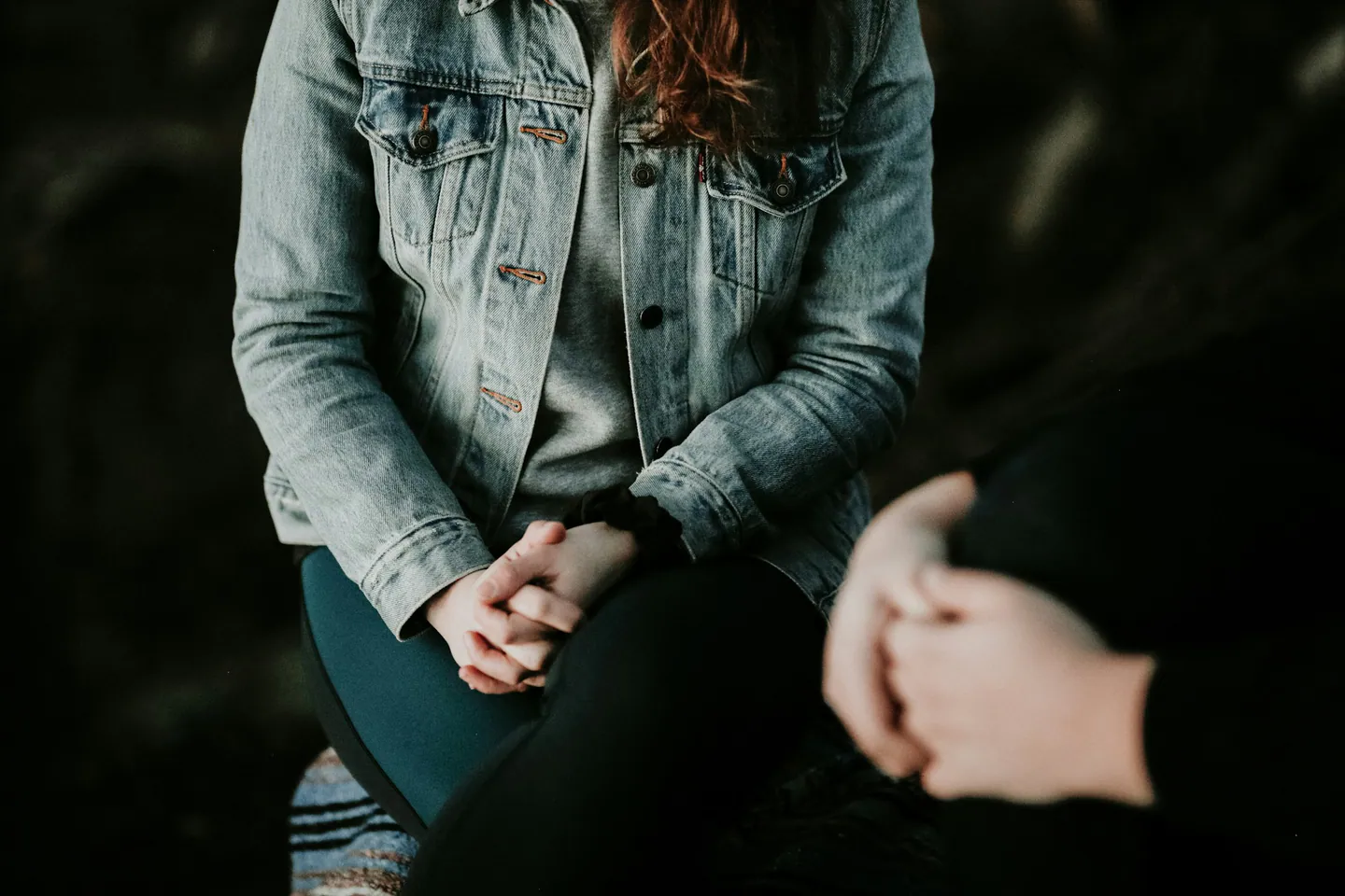 Échange attentif entre deux personnes assises