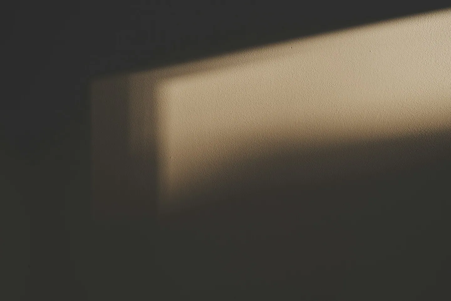 Jeu d'ombre et de lumière sur un mur