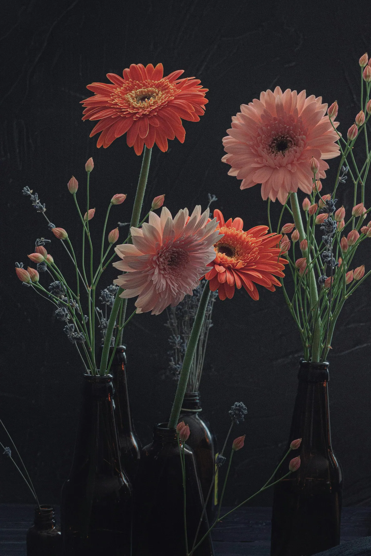 Composition de fleurs dans plusieurs vases