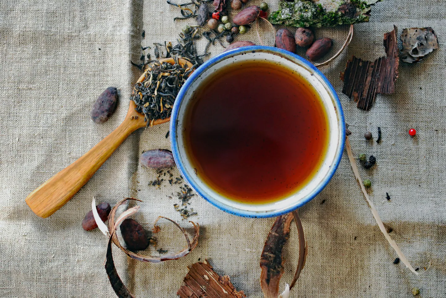 Tasse de thé entourée de plantes et d’épices