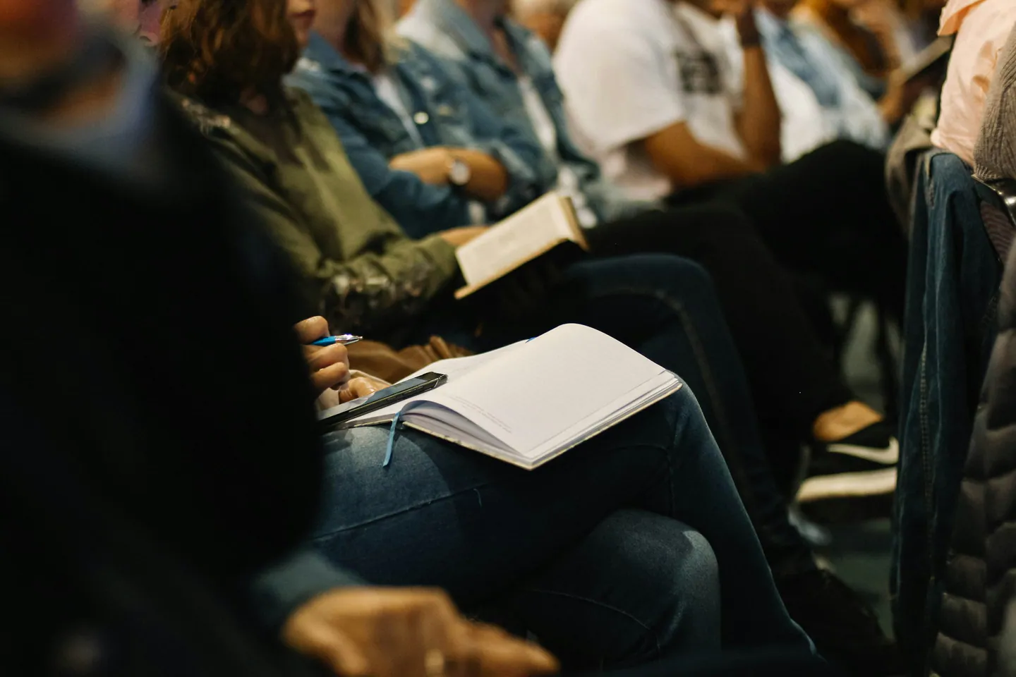 Personne consultant un ouvrage de formation