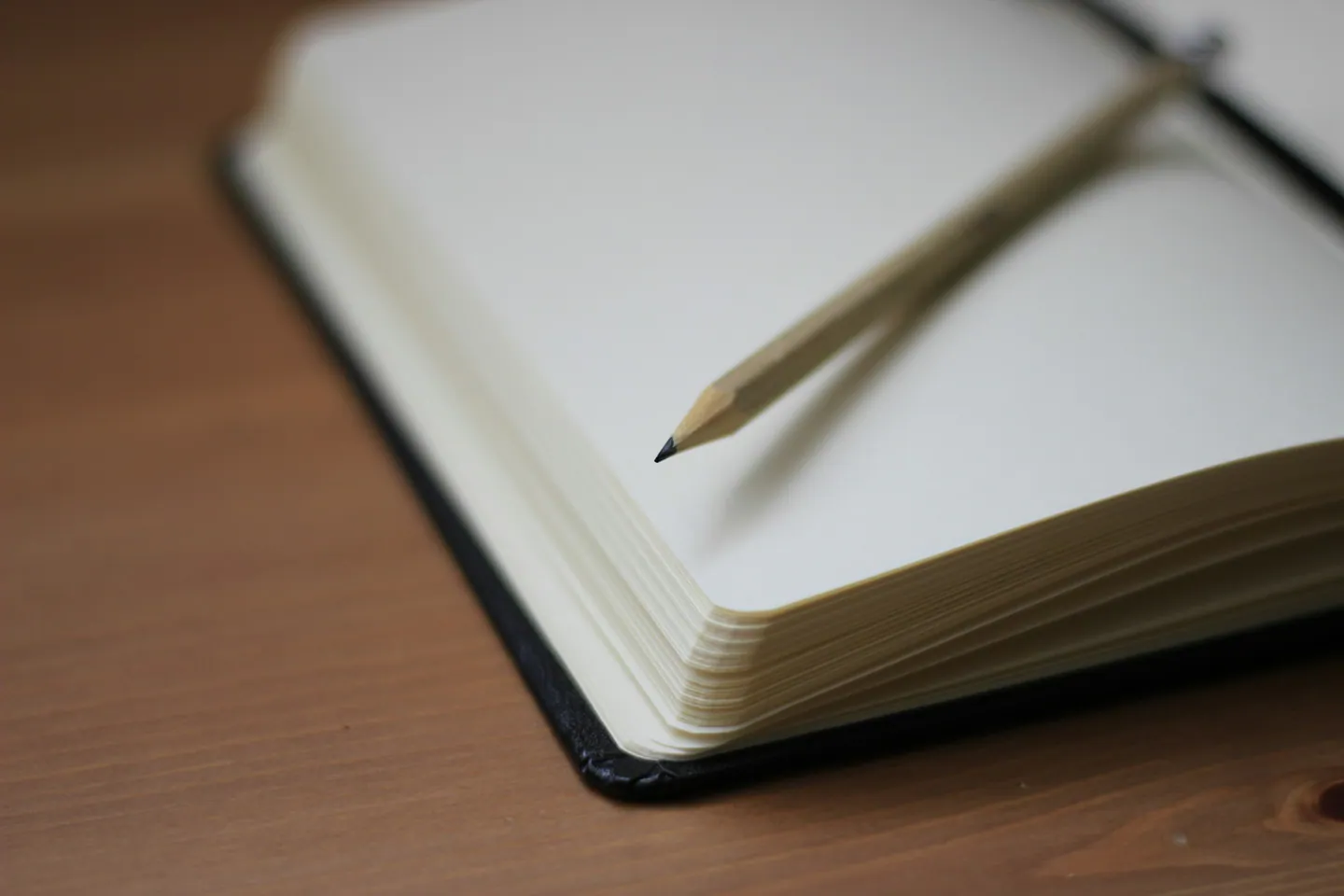 Crayon posé sur un carnet ouvert