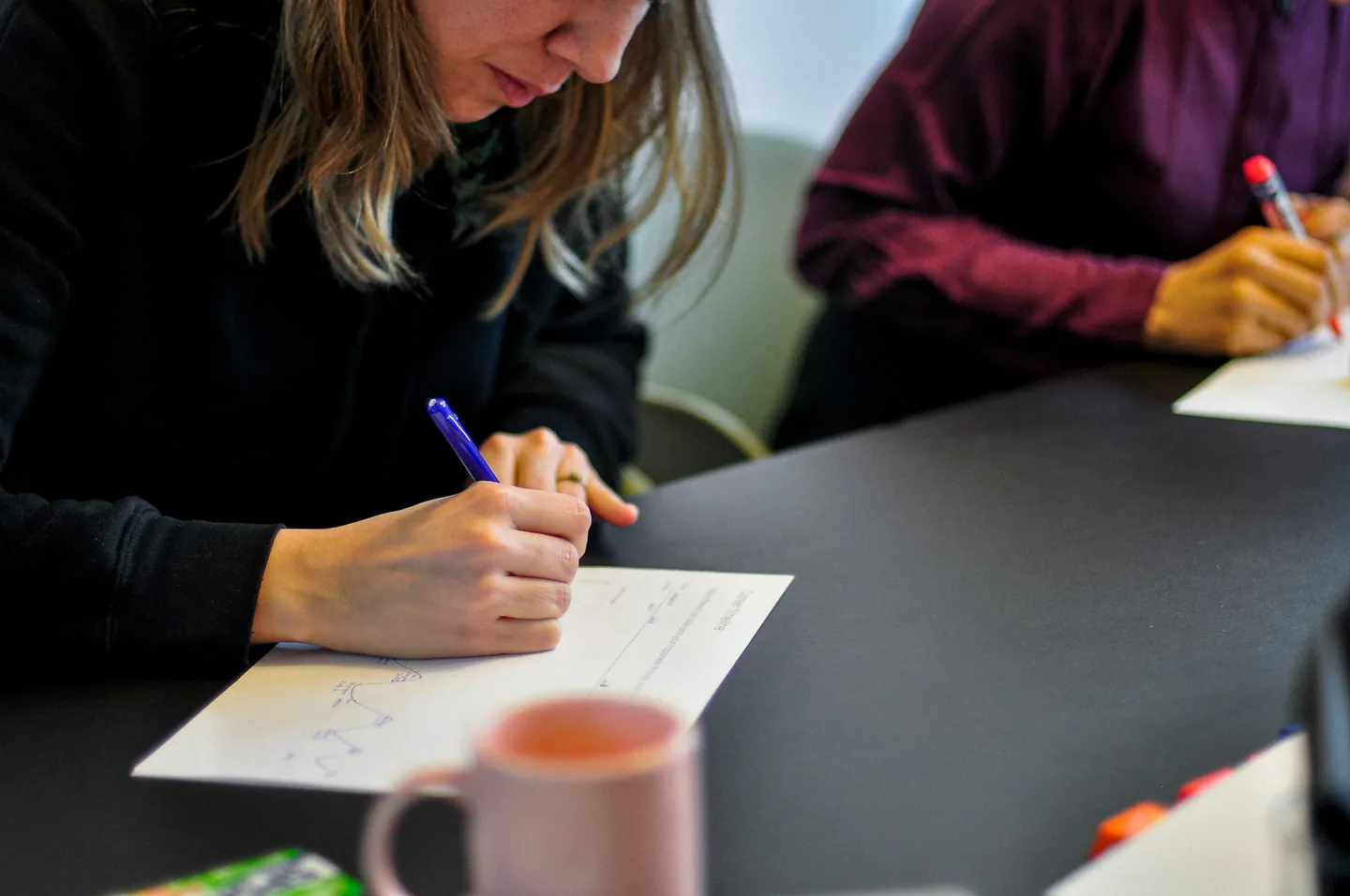 Personne écrivant pendant une session d’apprentissage