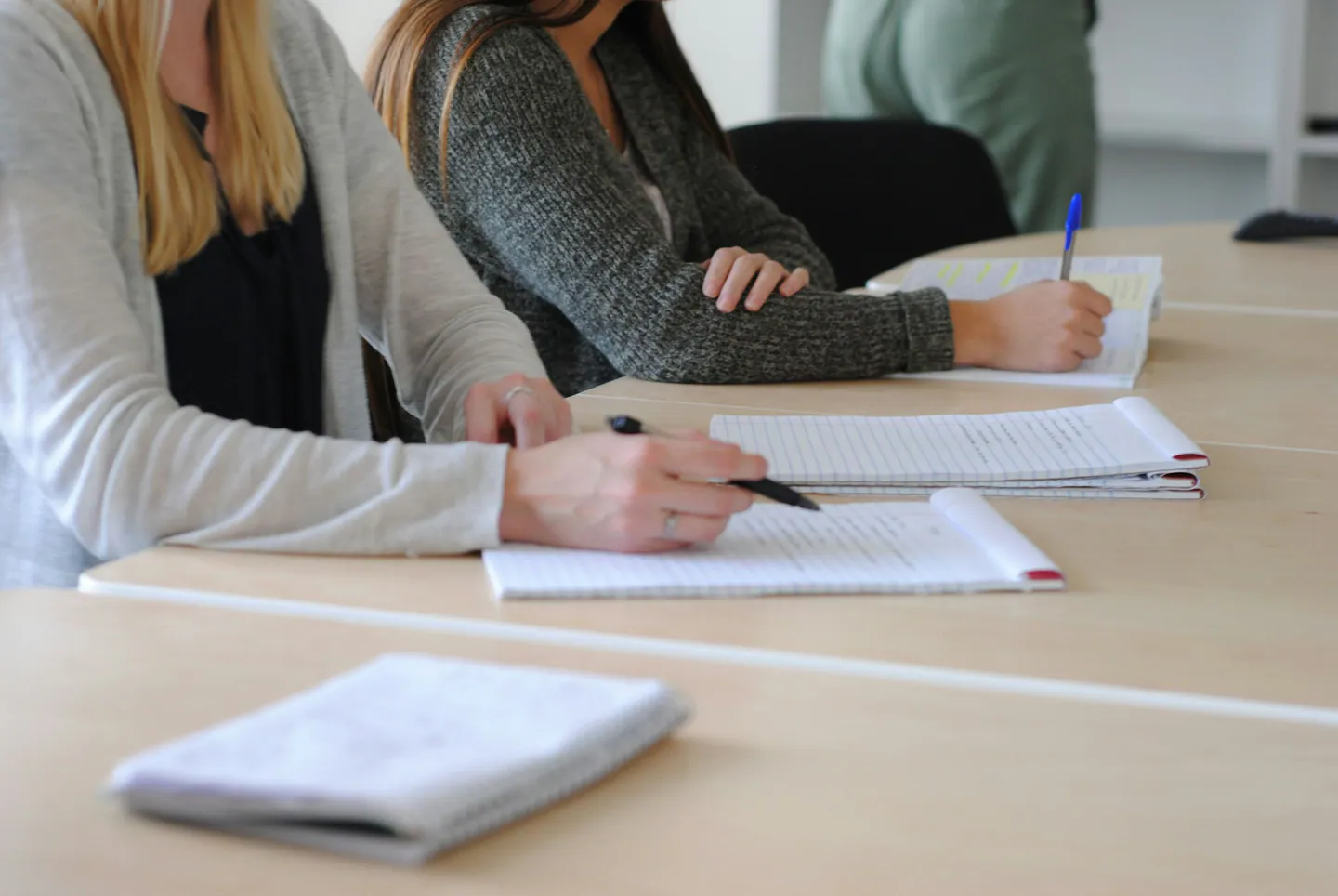 Prise de notes autour d’une table de travail
