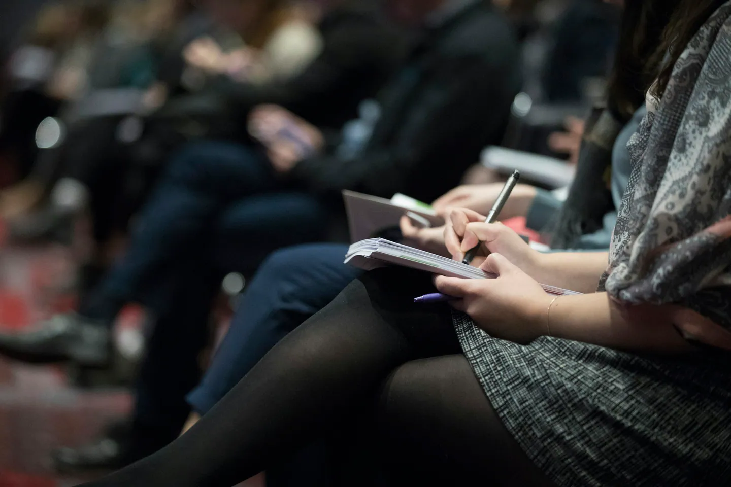 Participants prenant des notes pendant une formation