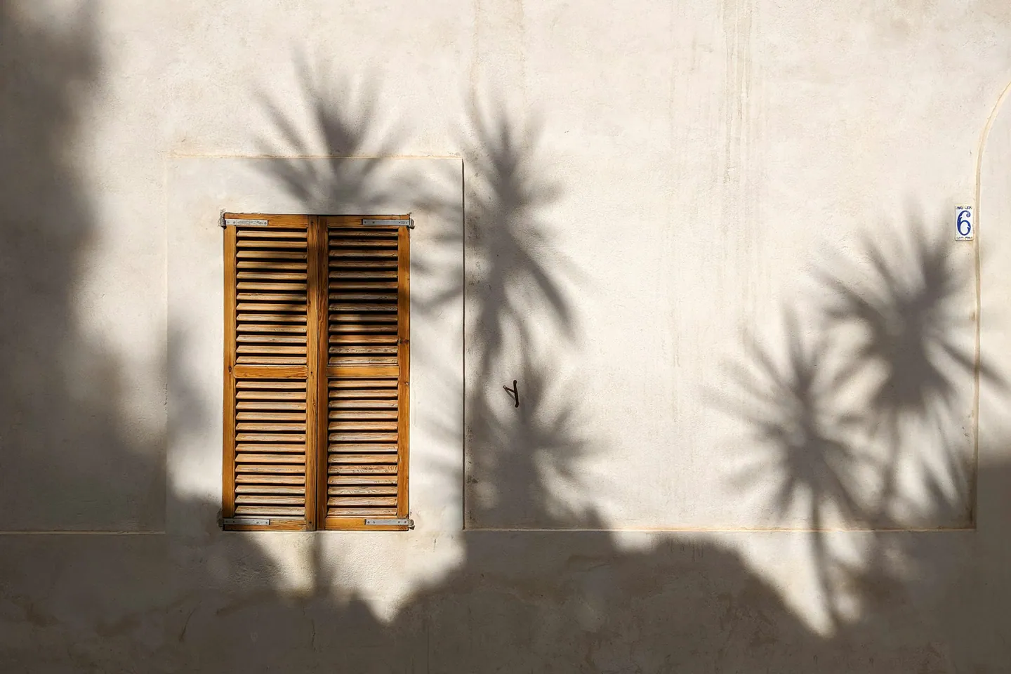 Jeu d'ombre et de lumière sur un mur
