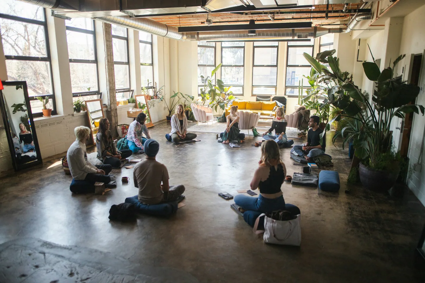 Participants assis en cercle dans un espace de formation