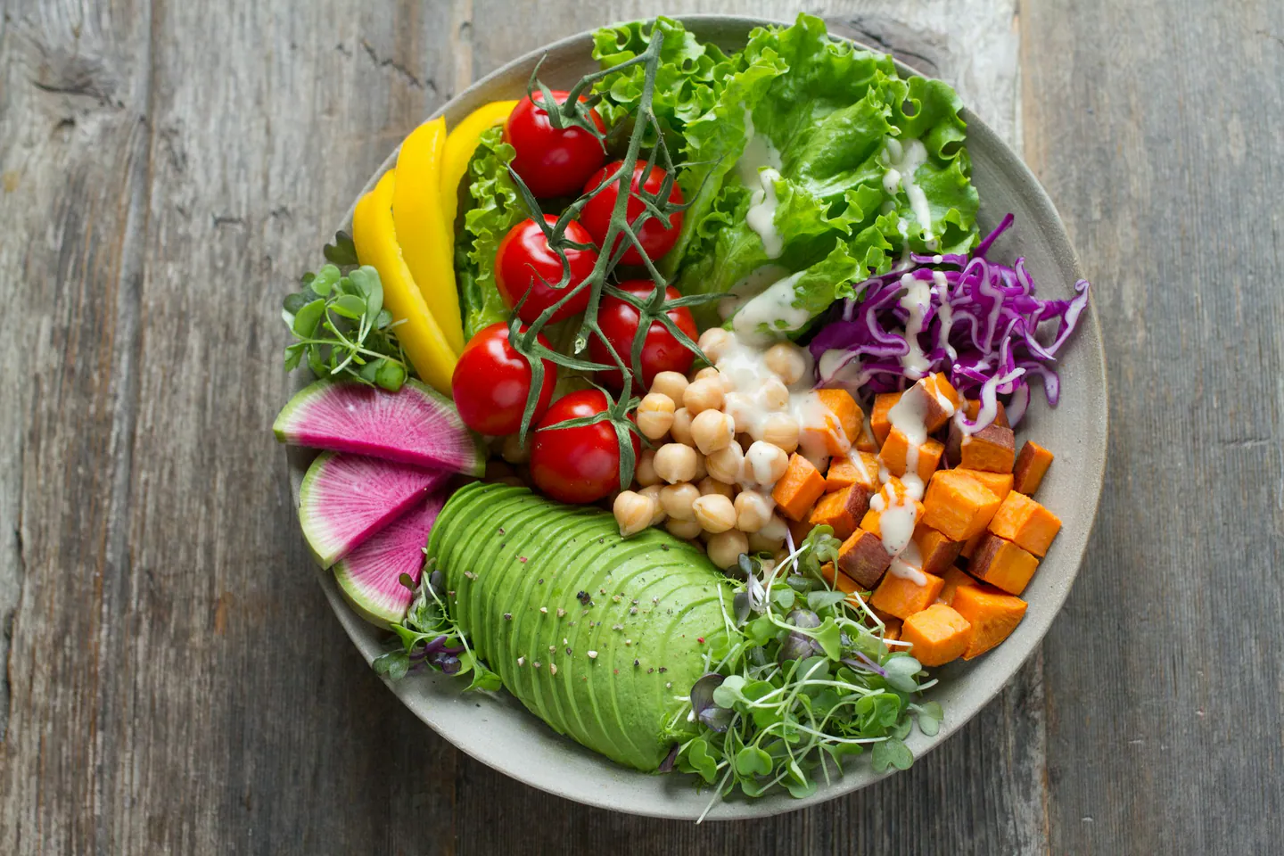 Assiette colorée composée de légumes