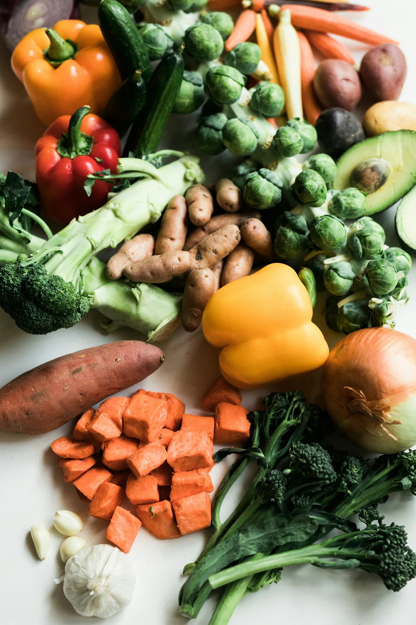 Assortiment de légumes frais sur une table claire