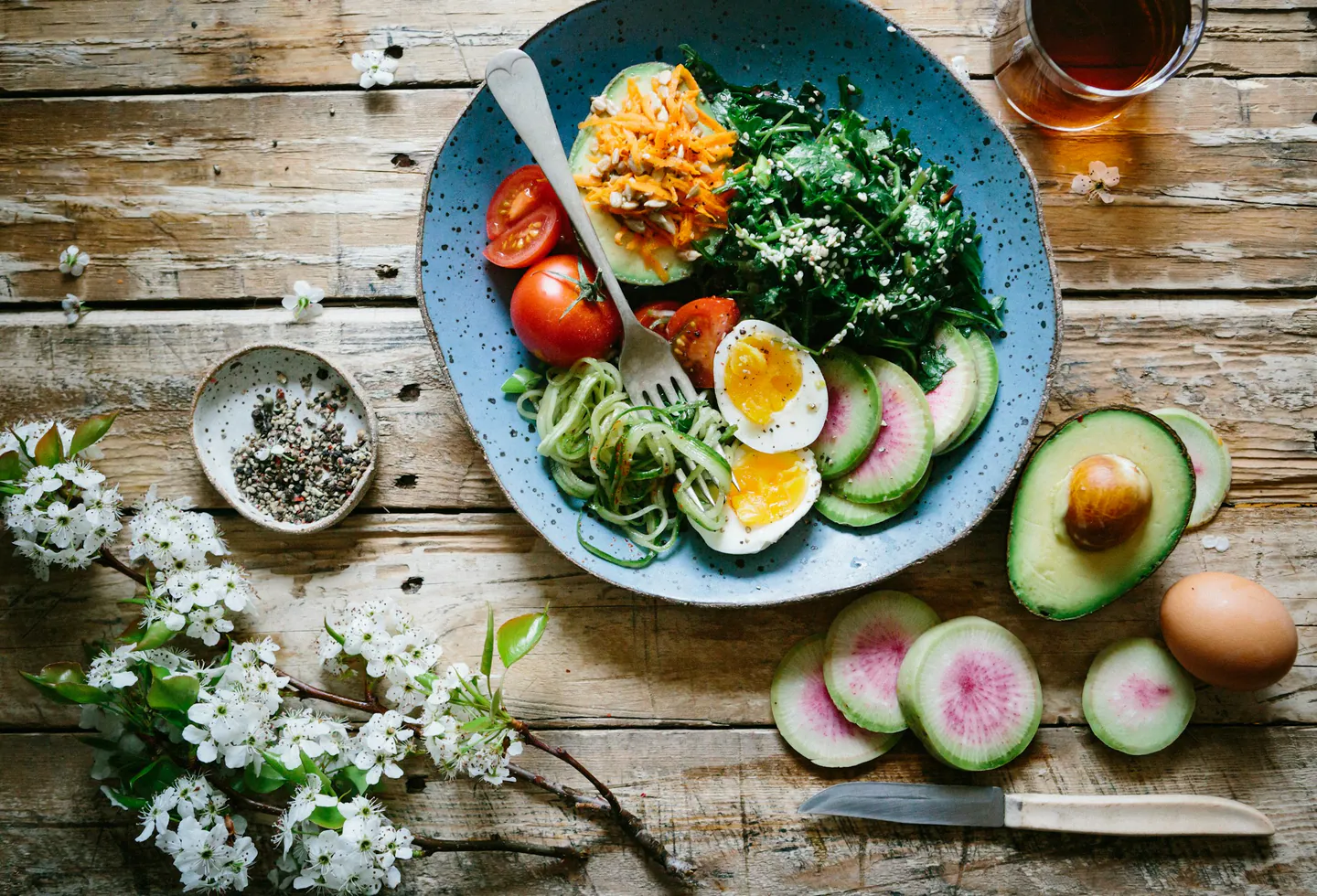 Repas varié présenté dans une assiette