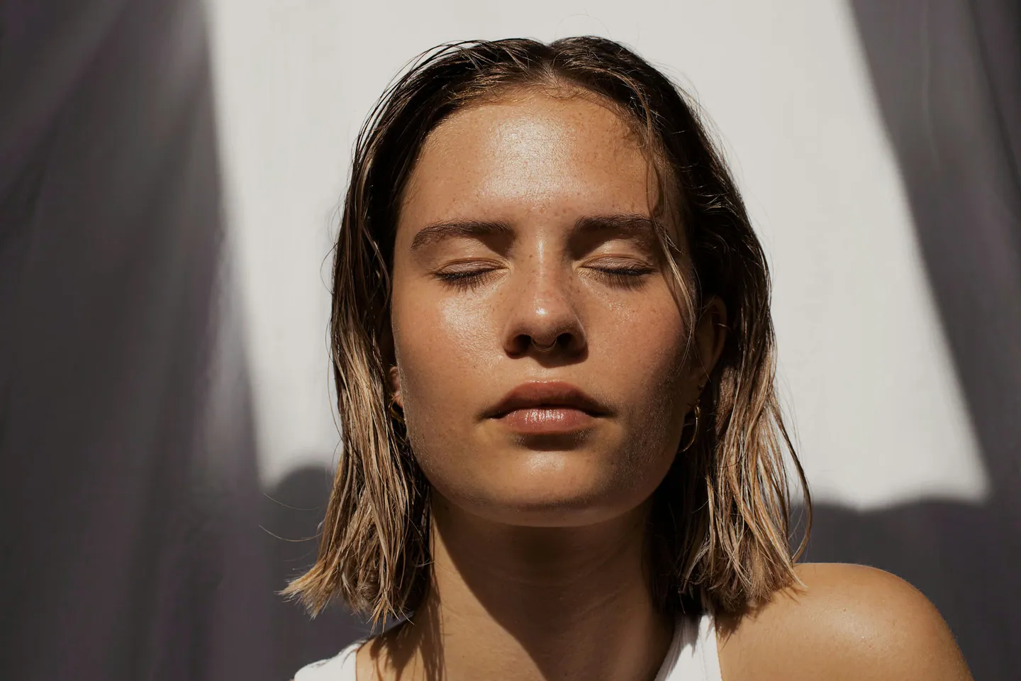 Visage au repos éclairé par le soleil