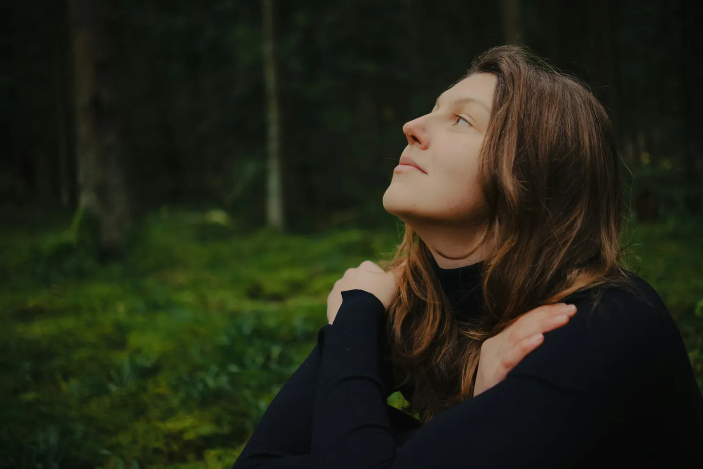 Personne prenant un temps de calme en forêt