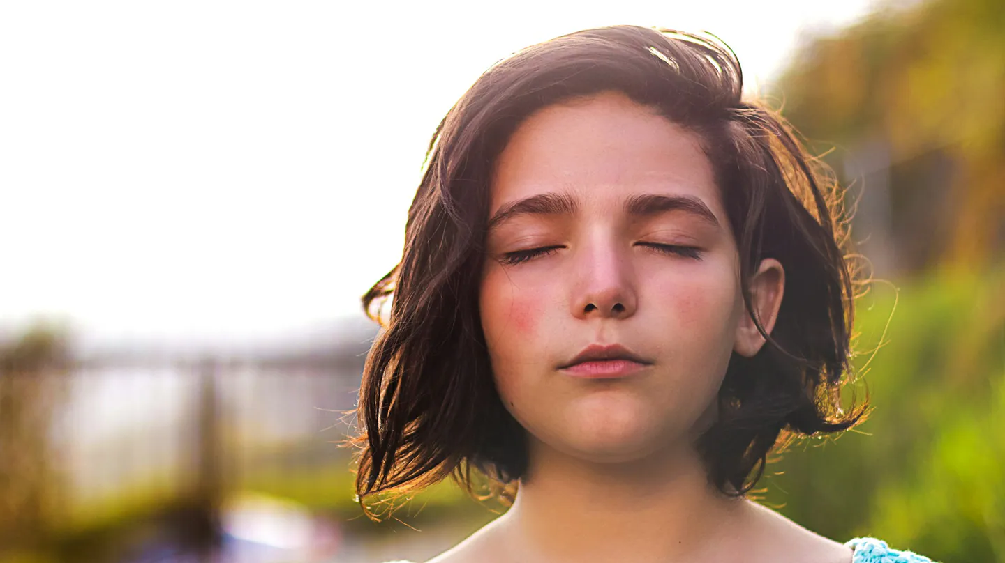 Visage apaisé, yeux fermés, en lumière naturelle