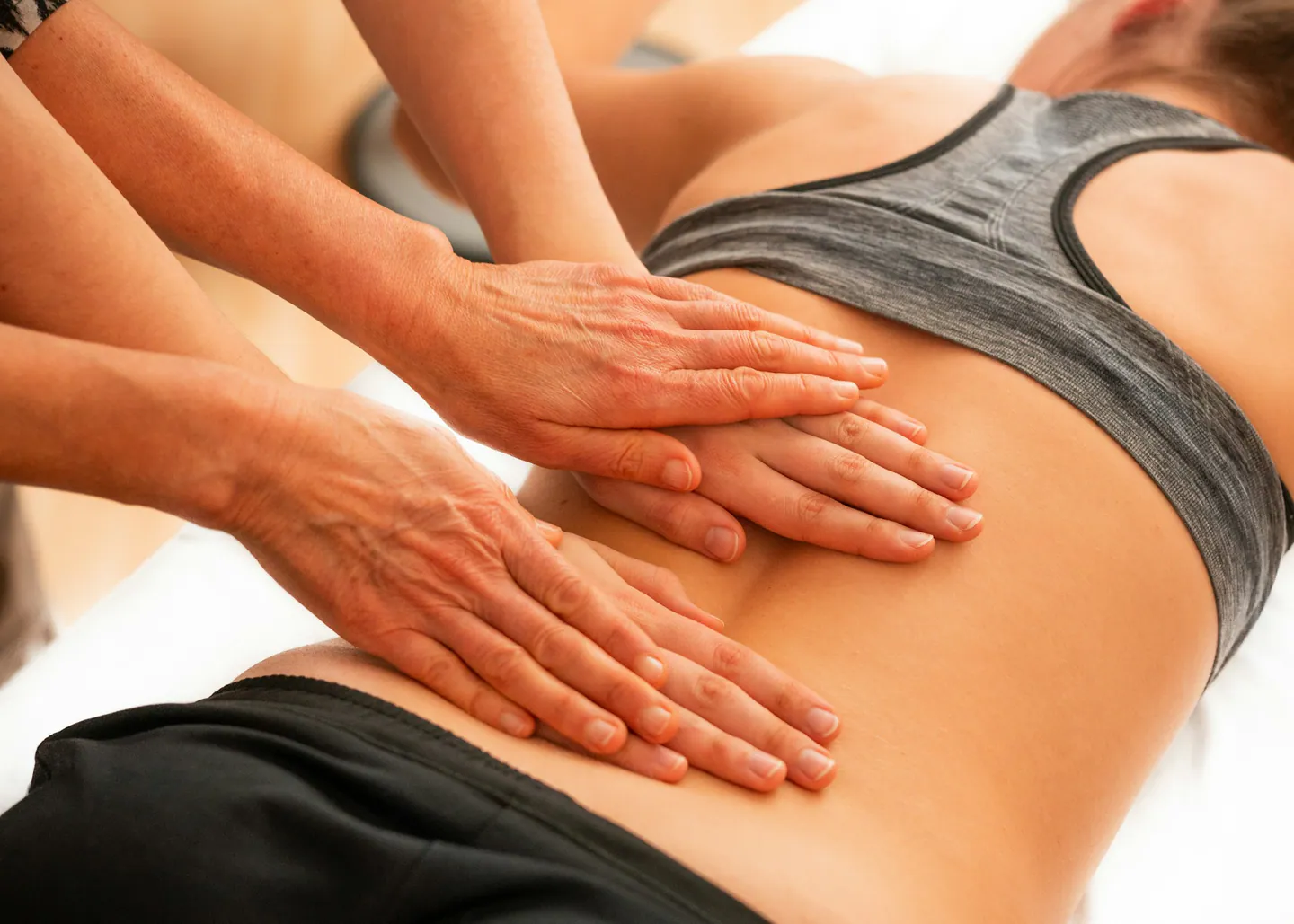 Massage manuel réalisé avec les deux mains