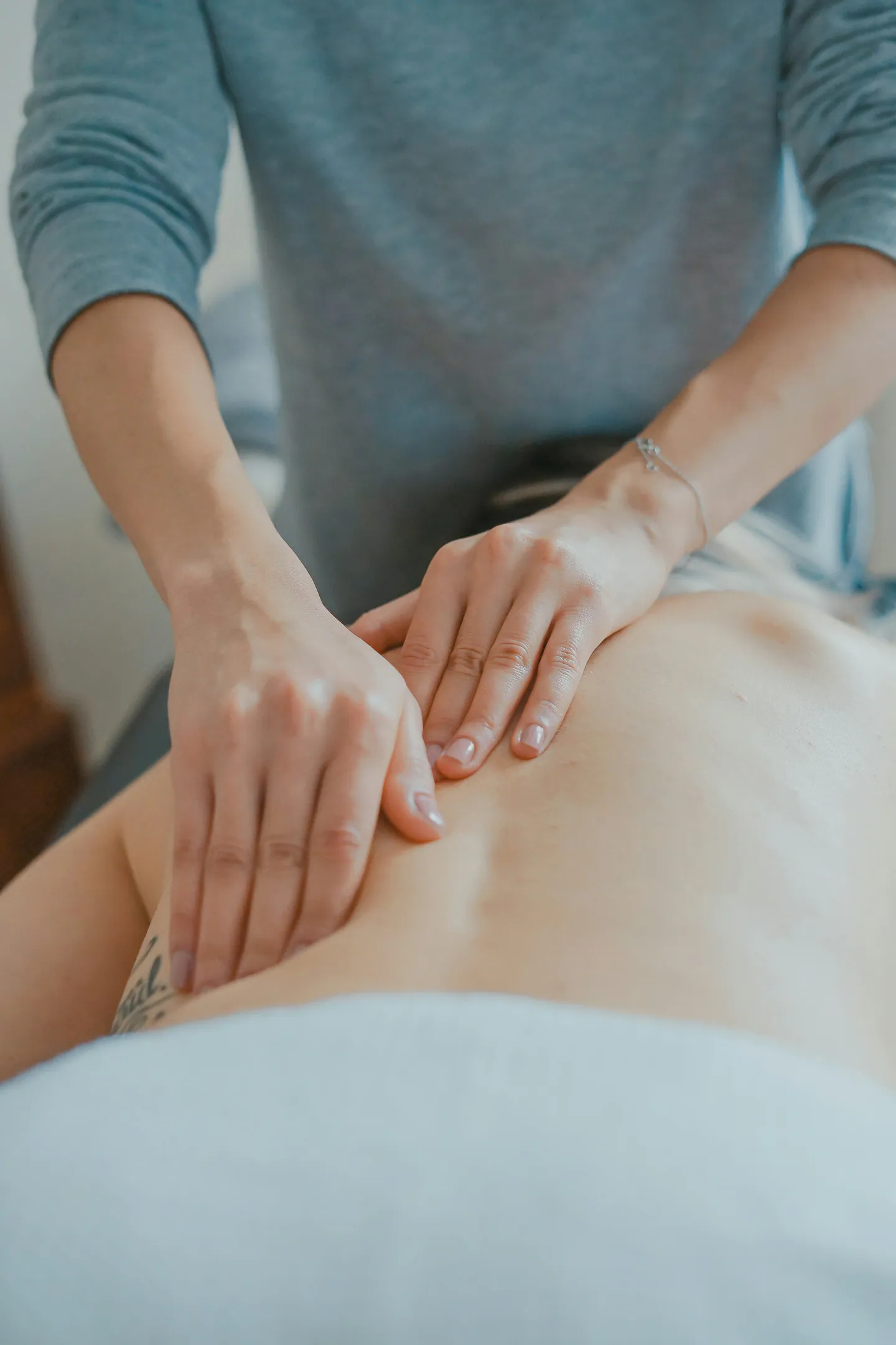 Geste de massage manuel sur le dos
