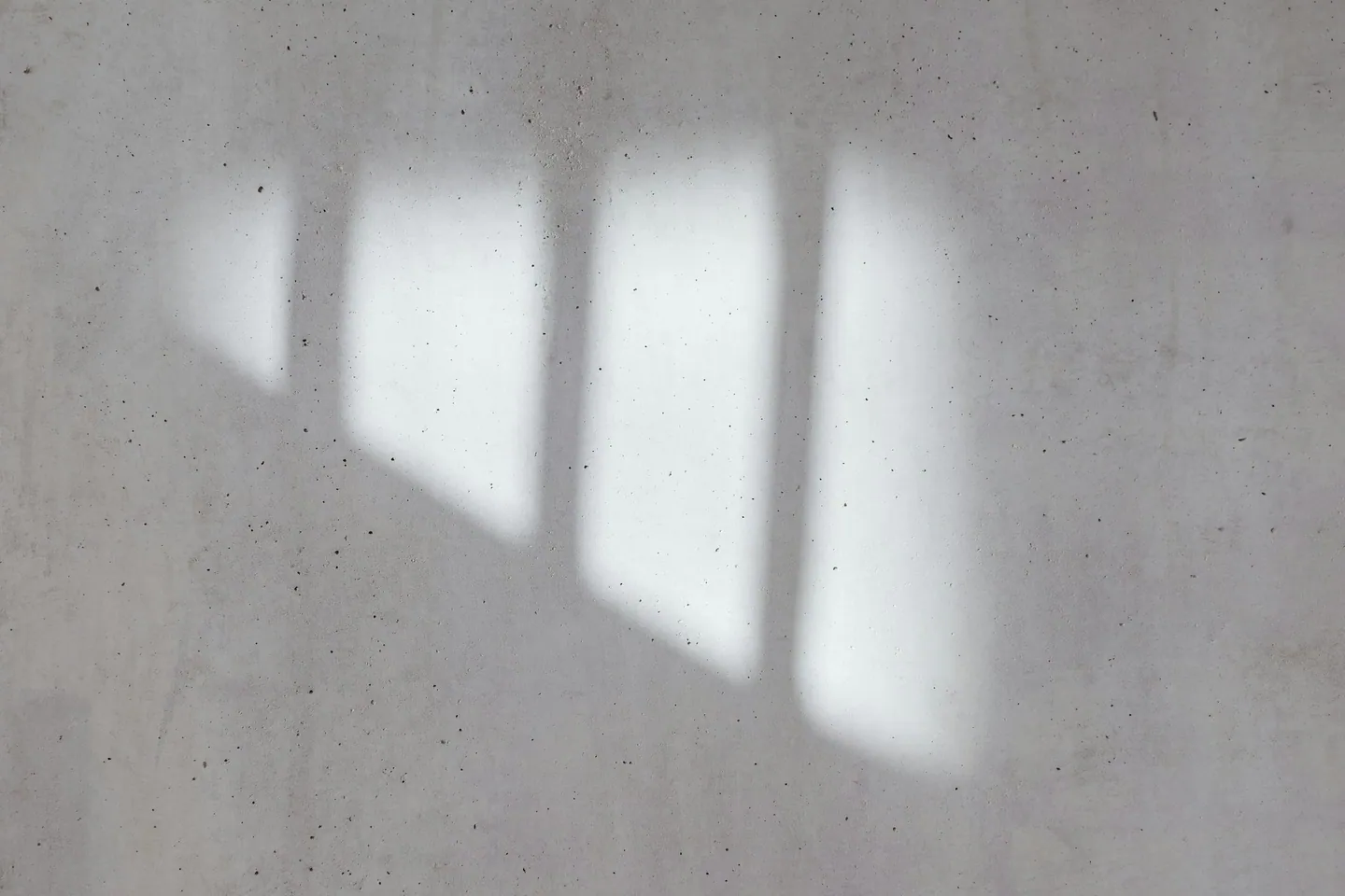 Jeu d'ombre et de lumière sur un mur