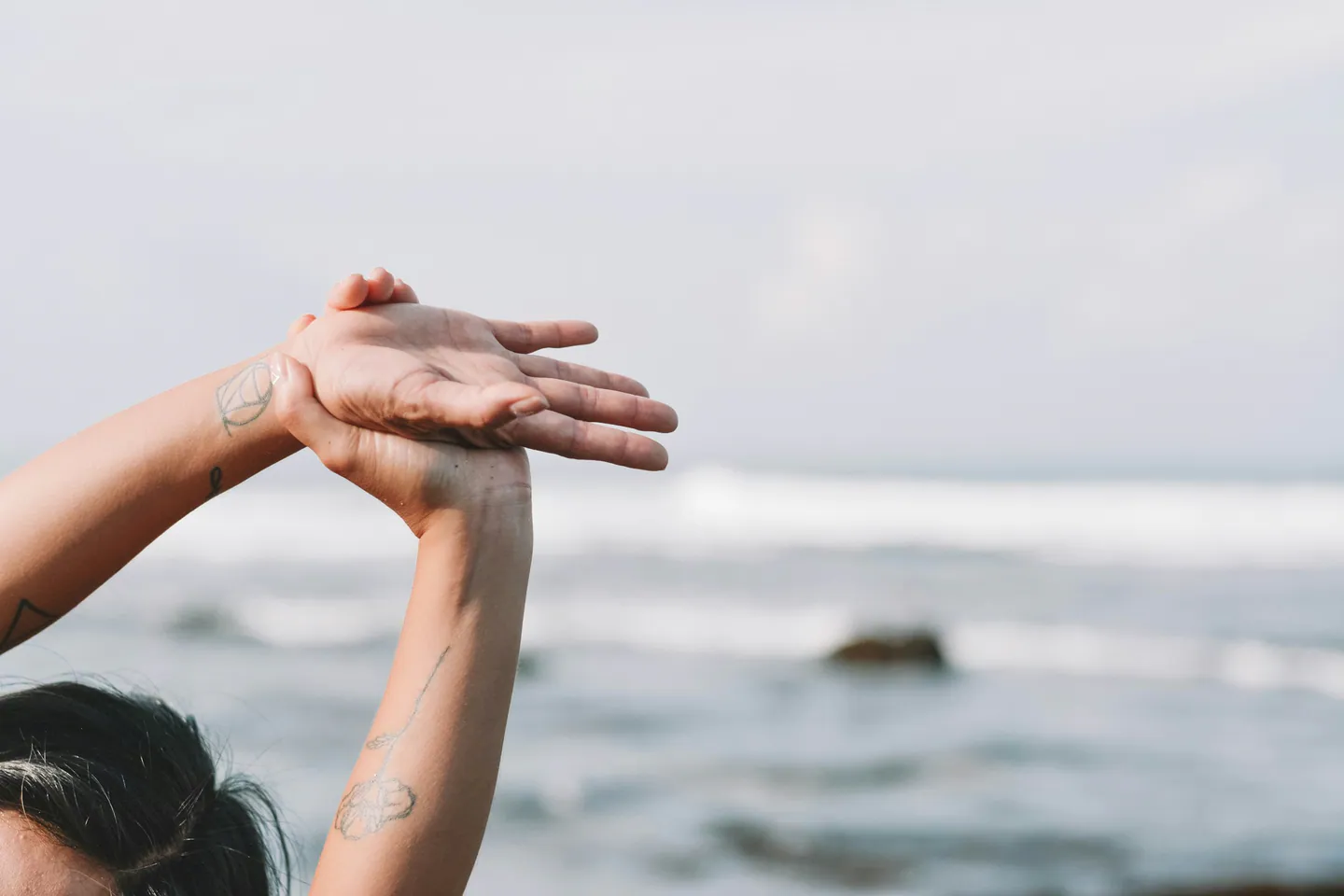 Mains ouvertes face à la mer