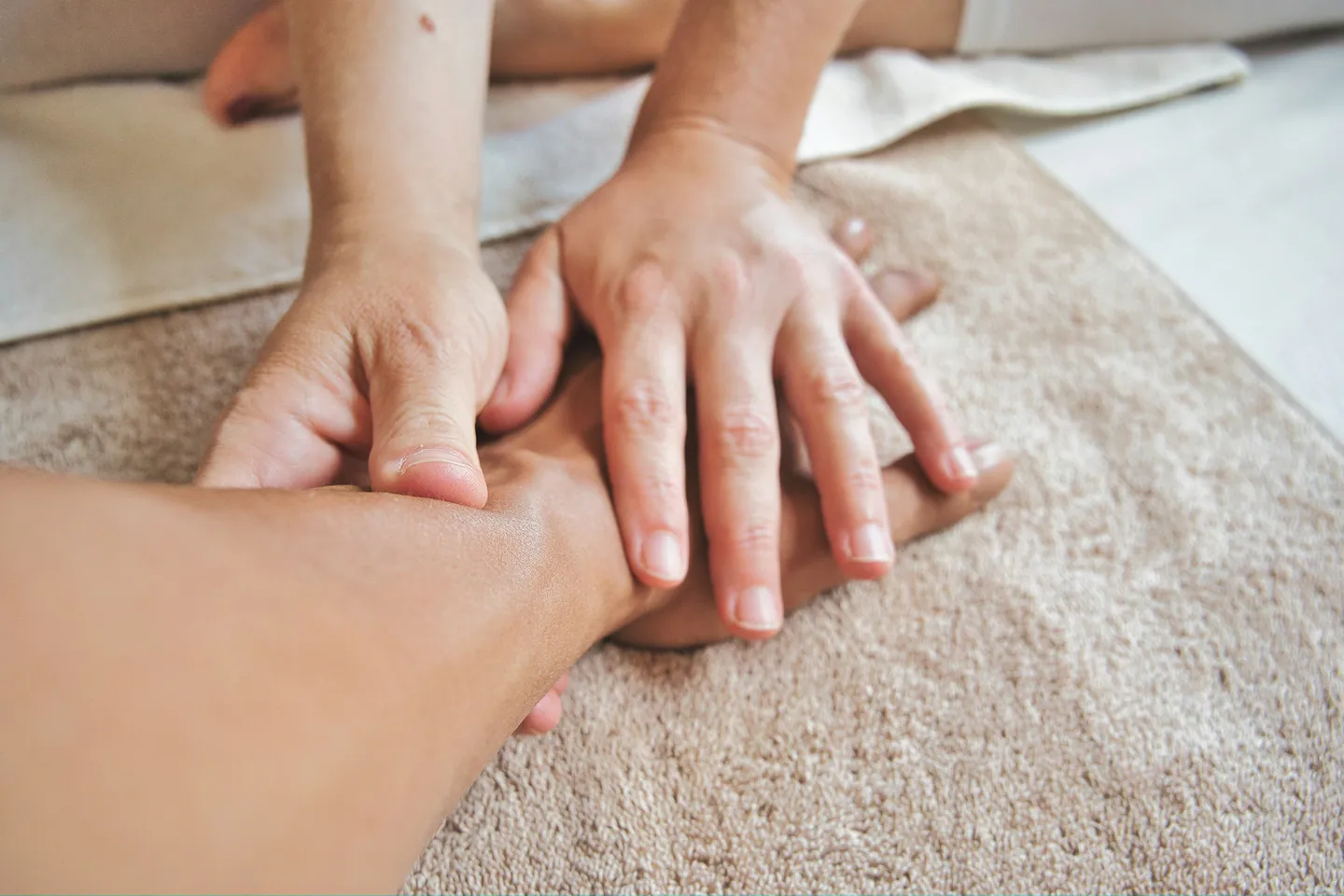 Mains posées délicatement sur un avant-bras