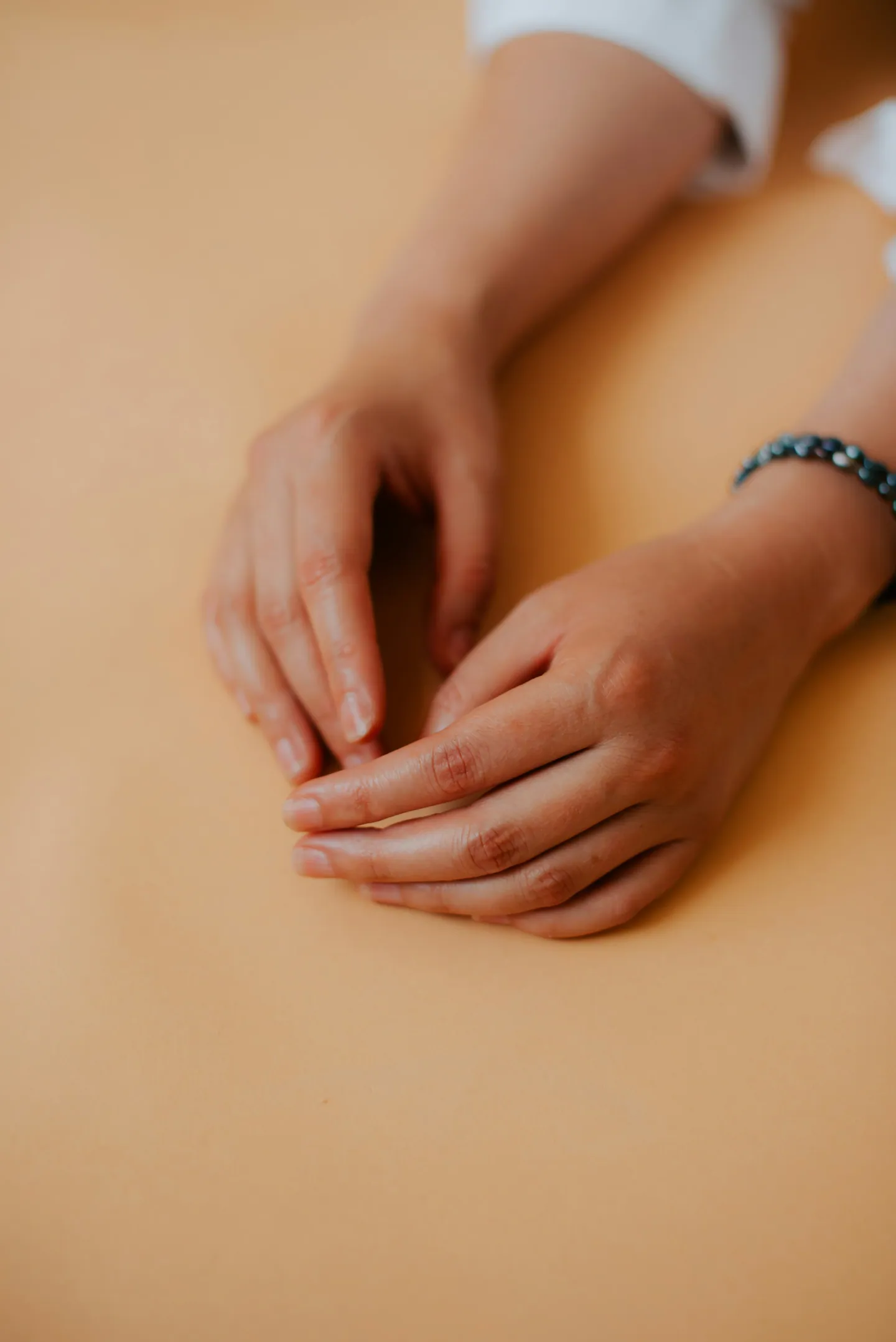 Mains reposant simplement sur une table